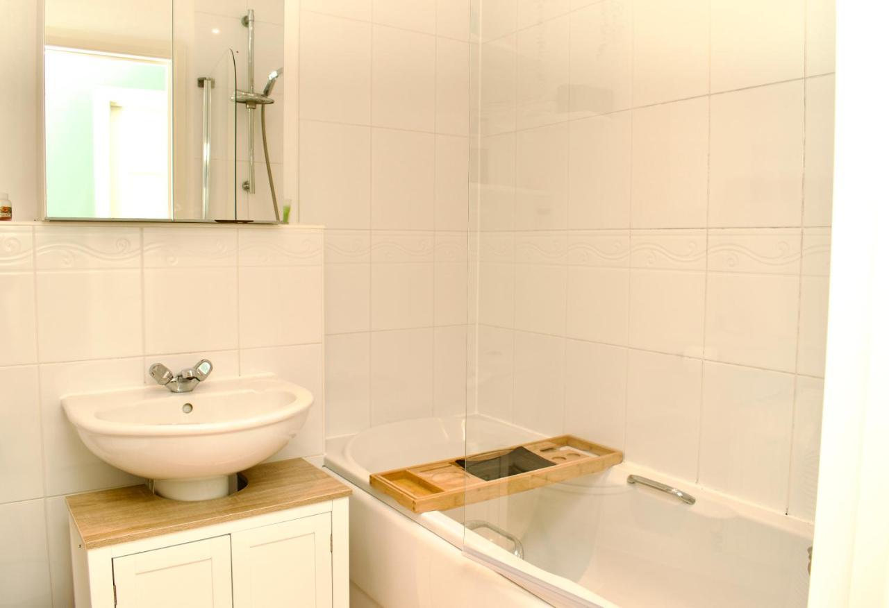 Beautiful 1-Bed Apartment In Redhill Redhill  Εξωτερικό φωτογραφία