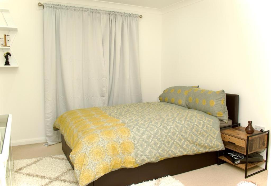Beautiful 1-Bed Apartment In Redhill Redhill  Εξωτερικό φωτογραφία
